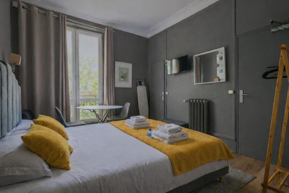 Bed, Dining area, Bedroom