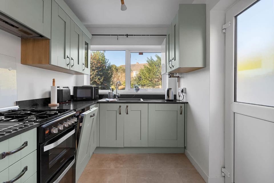 Coffee/tea facilities, Decorative detail, Garden view, dishwasher, microwave, oven, stove, kitchen