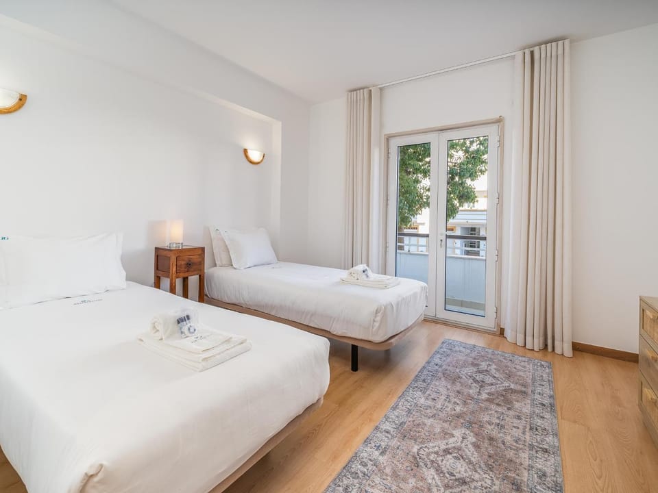 Bed, Bedroom, towels