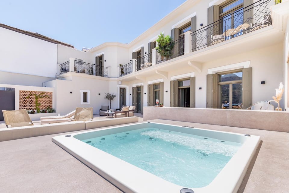 Property building, Patio, Day, Hot Tub, Balcony/Terrace, sunbed
