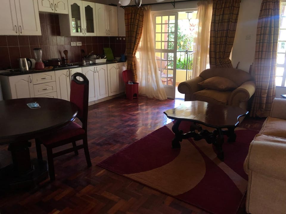 Kitchen or kitchenette, Dining area, stove