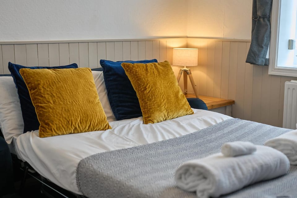Bed, Bedroom, furniture, heating, towels