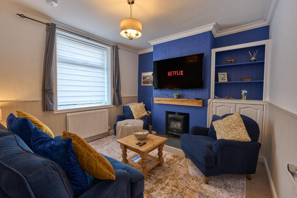 TV and multimedia, Photo of the whole room, Seating area, Evening entertainment, Family, fireplace, furniture, heating, internet