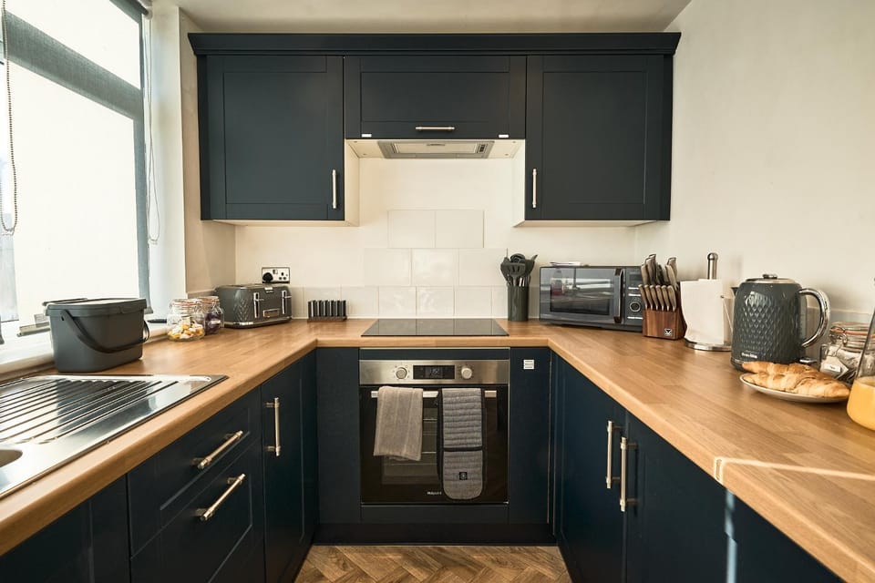 Coffee/tea facilities, Kitchen or kitchenette, dishwasher, oven, stove, toaster