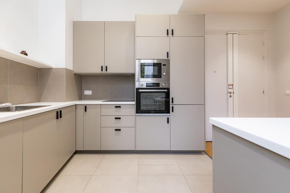 Kitchen or kitchenette, microwave, oven, stove