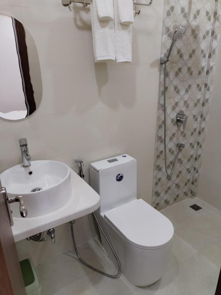 Shower, Toilet, Bathroom, bidet, towels