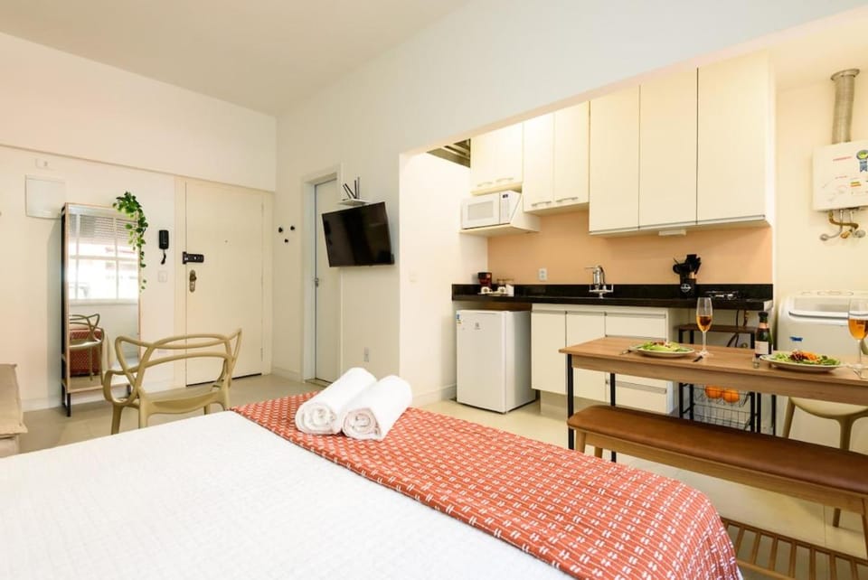 Recém-reformado, 2 min da praia, ar split Apartment in Rio de Janeiro