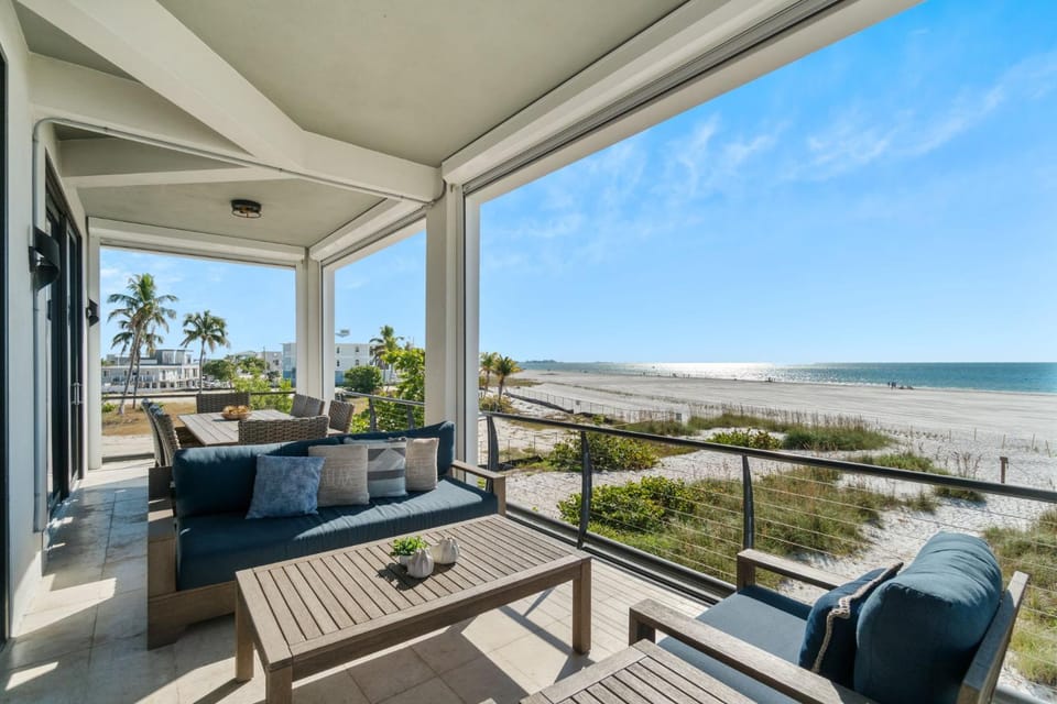 Luxury Gulf-Front Sanctuary, Private Pool, Spa and Walk to Downtown House in Estero Island