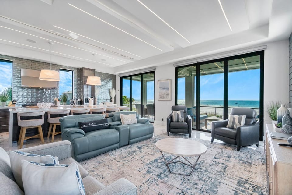 Luxury Gulf-Front Sanctuary, Private Pool, Spa and Walk to Downtown House in Estero Island