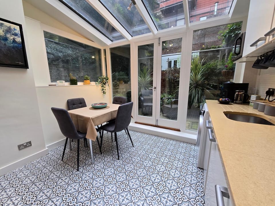 Patio, Balcony/Terrace, Kitchen or kitchenette, Seating area, Dining area