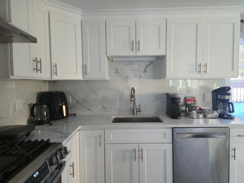 Coffee/tea facilities, Kitchen or kitchenette, stove, toaster, kitchen