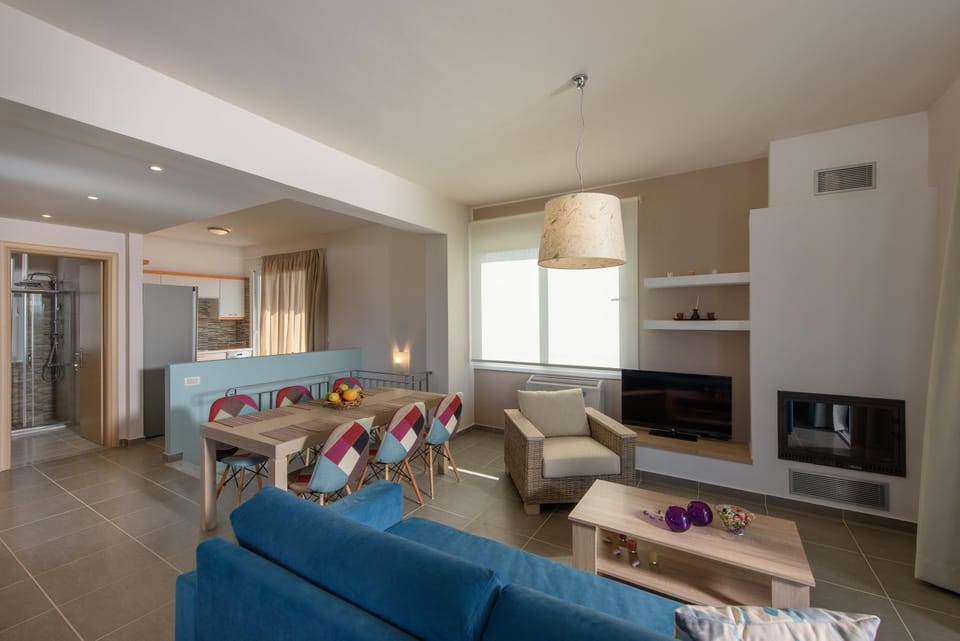 Toilet, Bathroom, TV and multimedia, Living room, Dining area, Pool view, Sea view