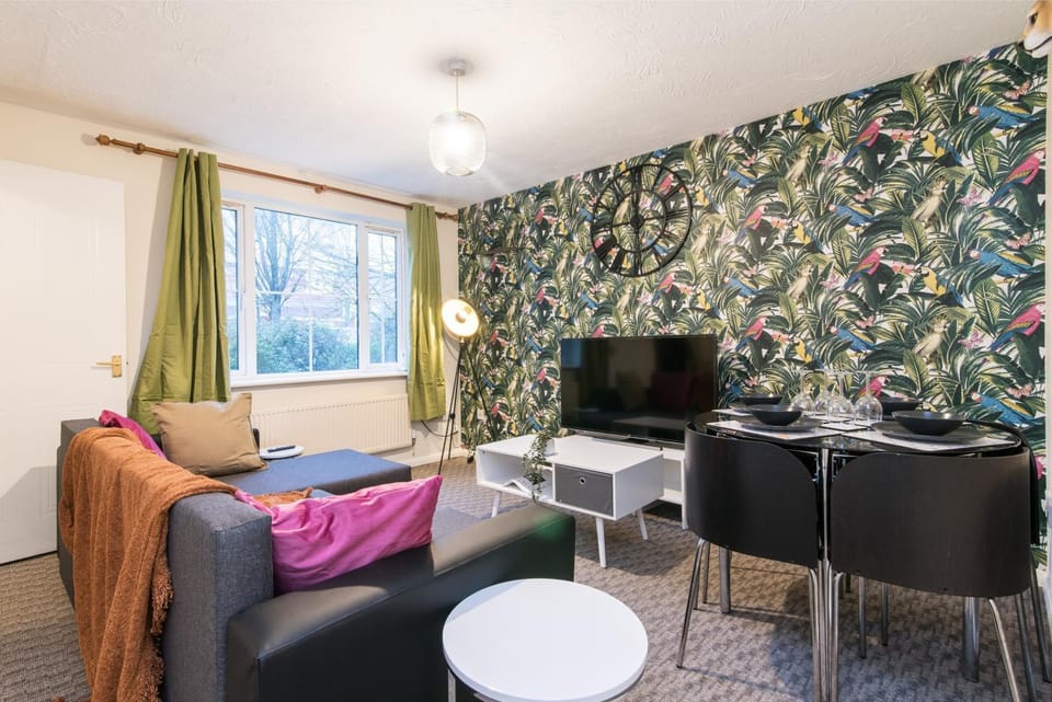 Communal lounge/ TV room, TV and multimedia, Living room, Seating area, Dining area