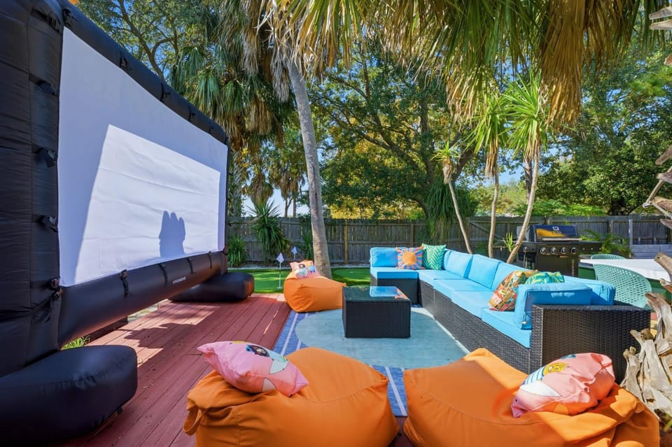 Outdoor Theatre Pool Putt Putt Hot Tub House in Largo
