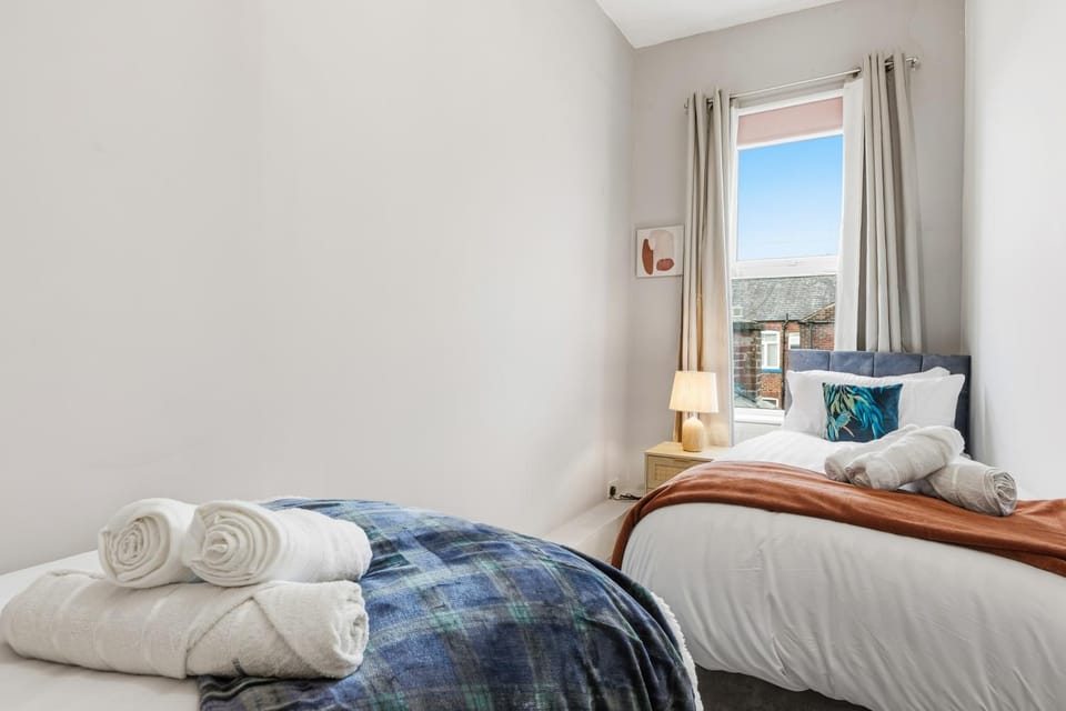 Bed, Photo of the whole room, Bedroom, towels