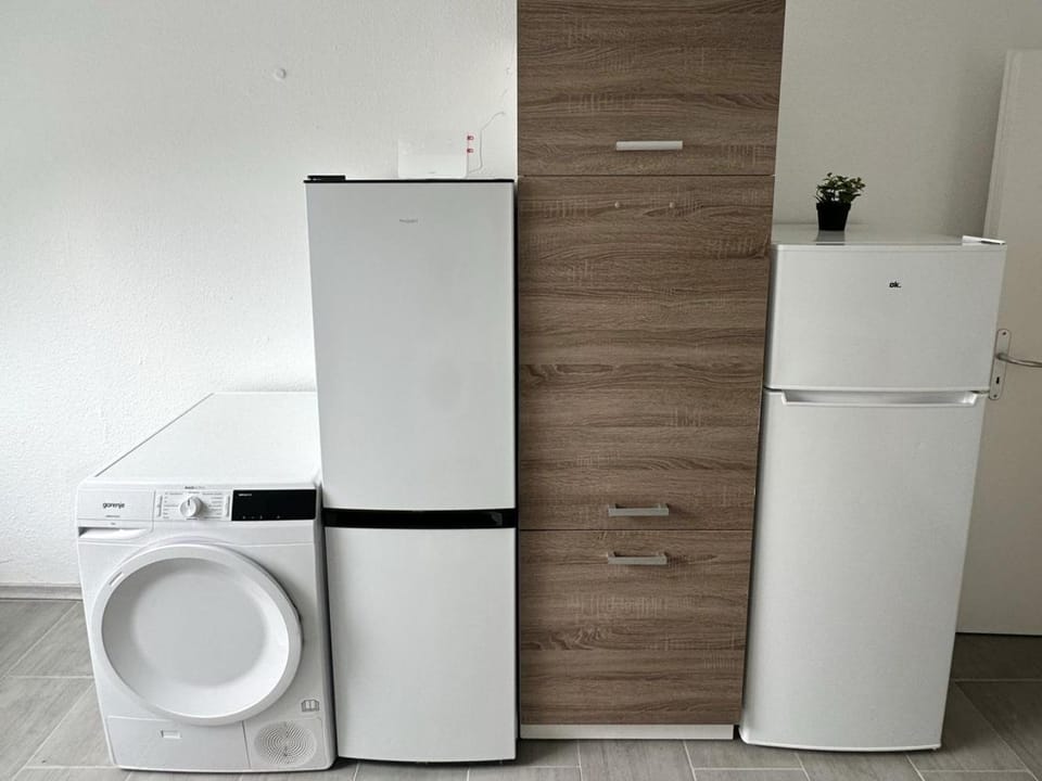 Kitchen or kitchenette, oven, washing machine, dryer