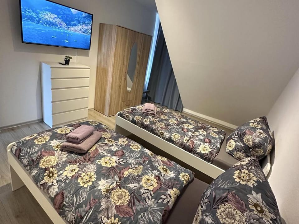 Bed, TV and multimedia, Photo of the whole room, Bedroom, wardrobe