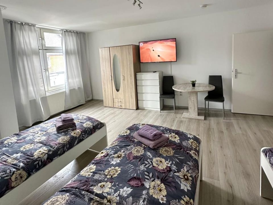 Bed, TV and multimedia, Photo of the whole room, Seating area, Bedroom