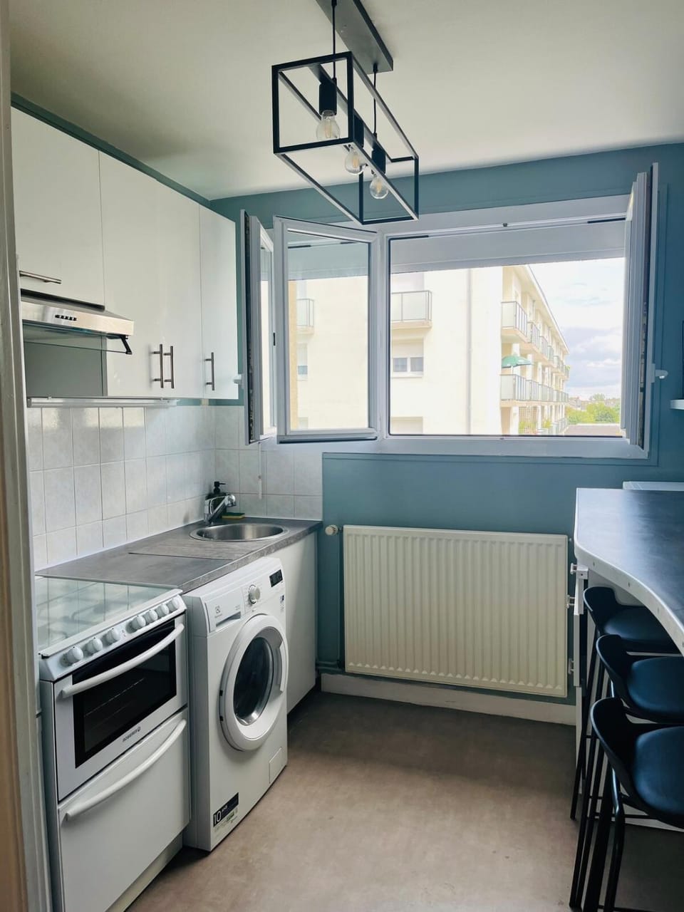 Kitchen or kitchenette, oven