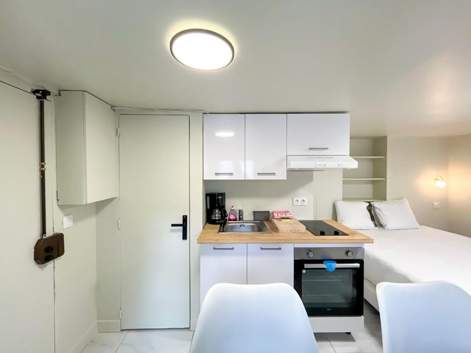 Studio 11 - Paris Faubourg Bail Mobilite Apartment in Paris
