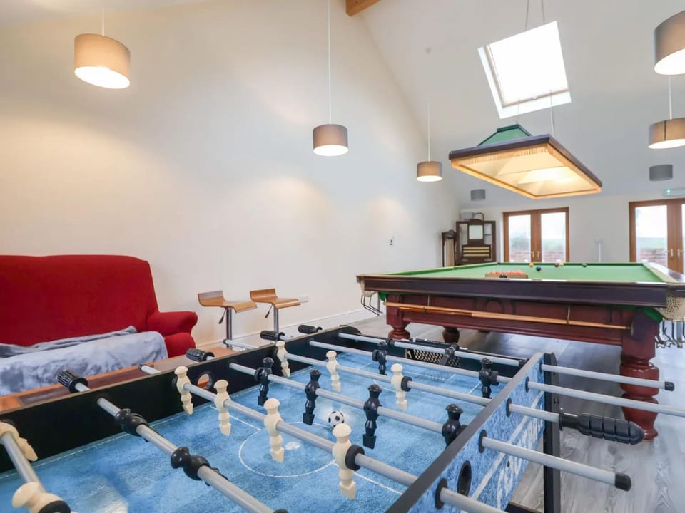 Billiard, Game Room, Decorative detail, Seating area
