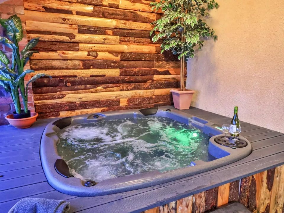 Hot Tub, Decorative detail