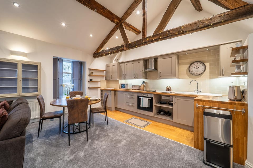 Coffee/tea facilities, Kitchen or kitchenette, Dining area, microwave, oven, stove, toaster