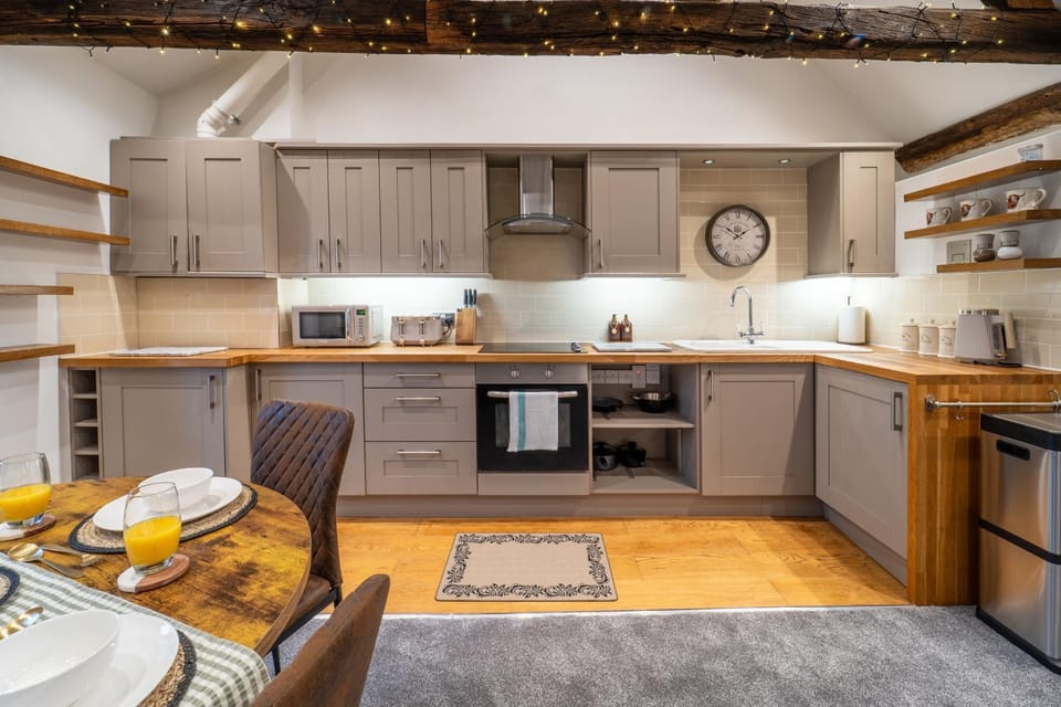 Coffee/tea facilities, Kitchen or kitchenette, Food, microwave, oven, stove, toaster