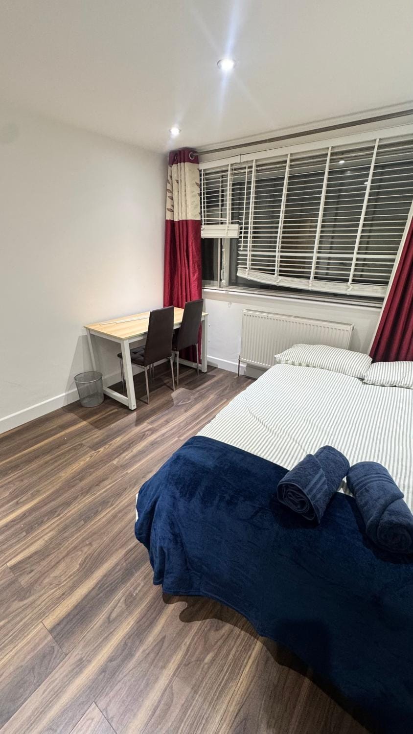 Bed, Living room, Bedroom, towels