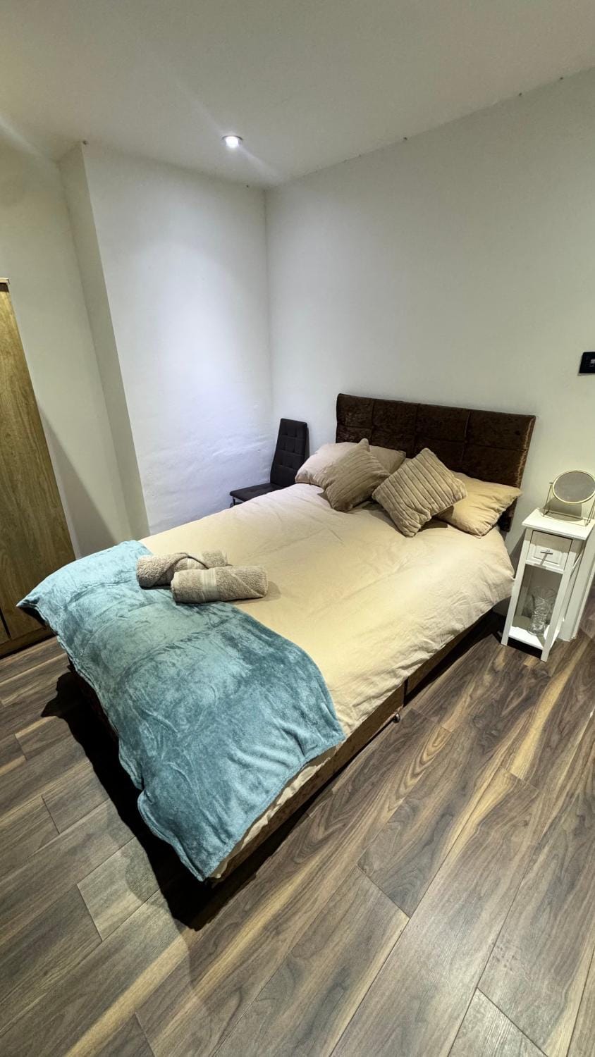 Bed, Photo of the whole room, Bedroom, towels