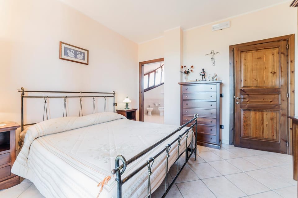Bed, TV and multimedia, Photo of the whole room, Bedroom, minibar, air conditioner
