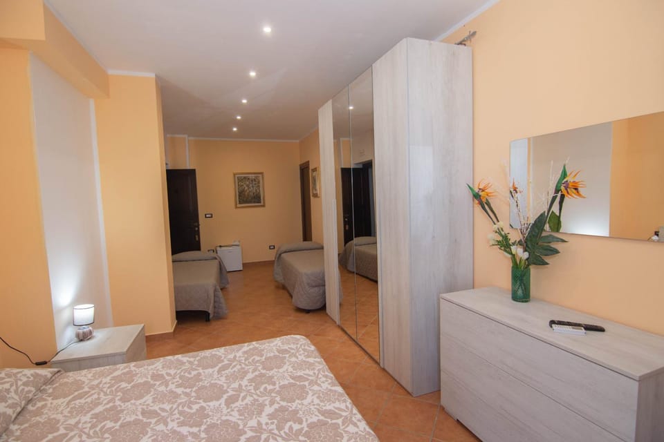 Bed, TV and multimedia, Photo of the whole room, Bedroom, minibar, air conditioner