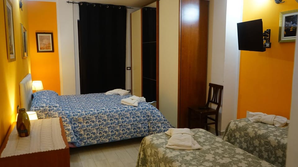 Bed, TV and multimedia, Photo of the whole room, Bedroom, minibar, air conditioner