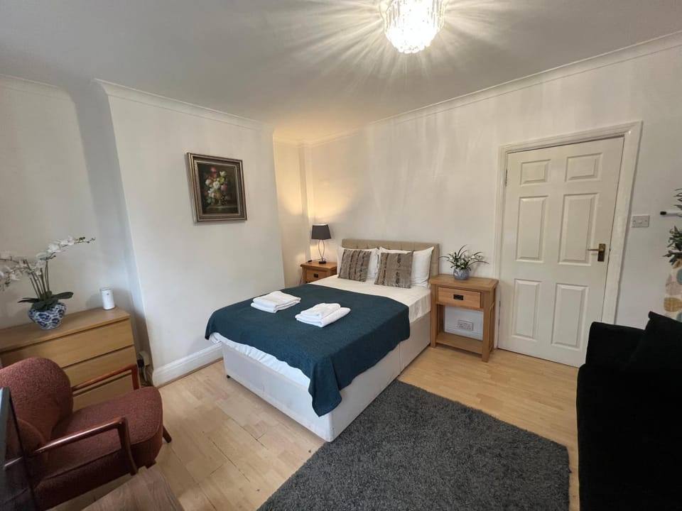 3-Bedroom Home Just Steps from Camden Apartment in City of Westminster