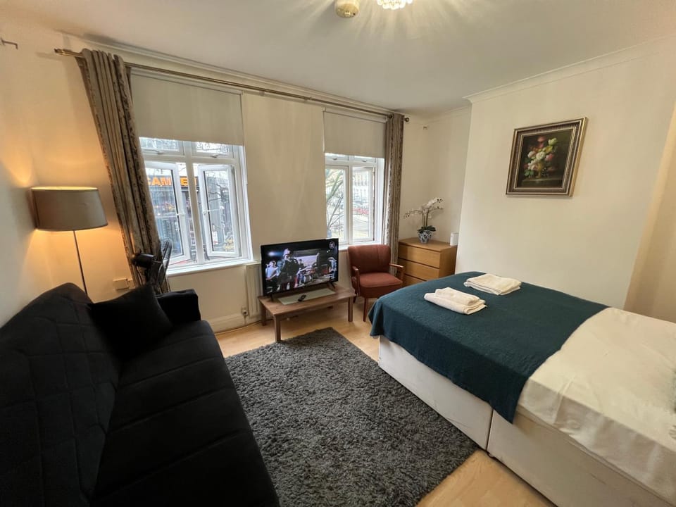 3-Bedroom Home Just Steps from Camden Apartment in City of Westminster
