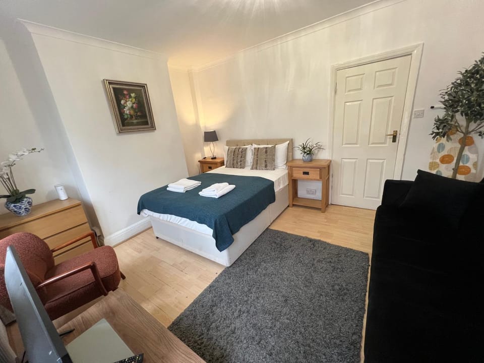 3-Bedroom Home Just Steps from Camden Apartment in City of Westminster
