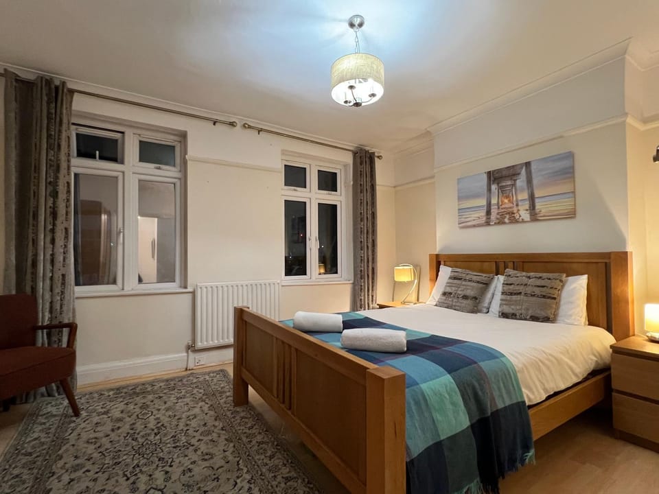 Bed, Photo of the whole room, Bedroom