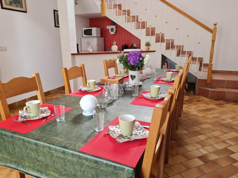 Coffee/tea facilities, Food and drinks, Dining area, Food