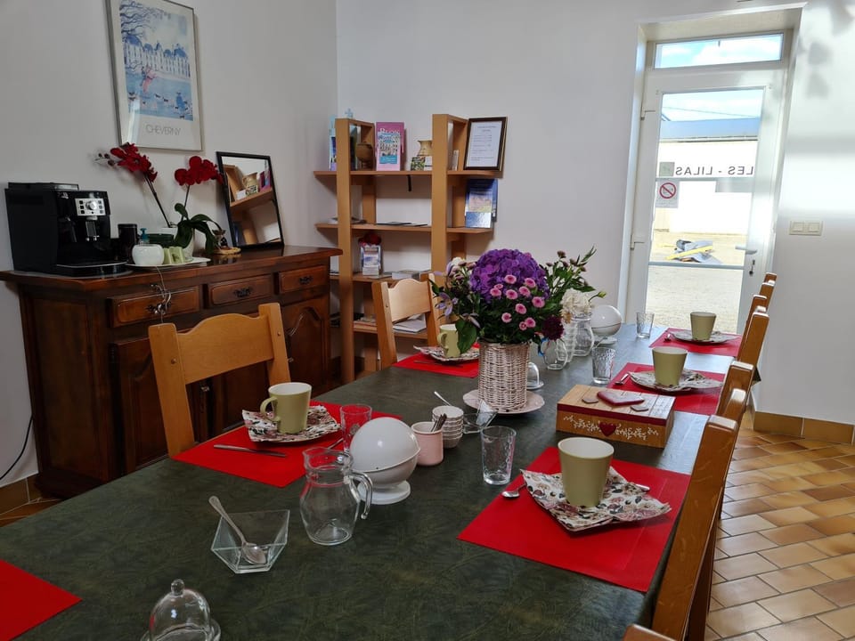 Coffee/tea facilities, Living room, Dining area, Food, Drinks
