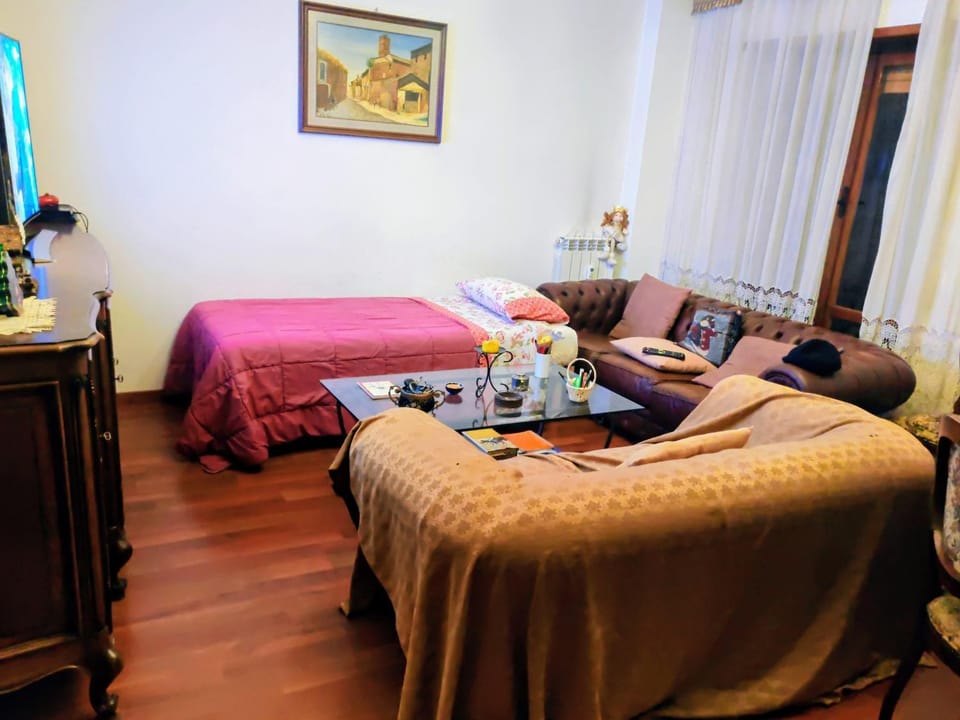 Bed, TV and multimedia, Living room, Photo of the whole room, Seating area