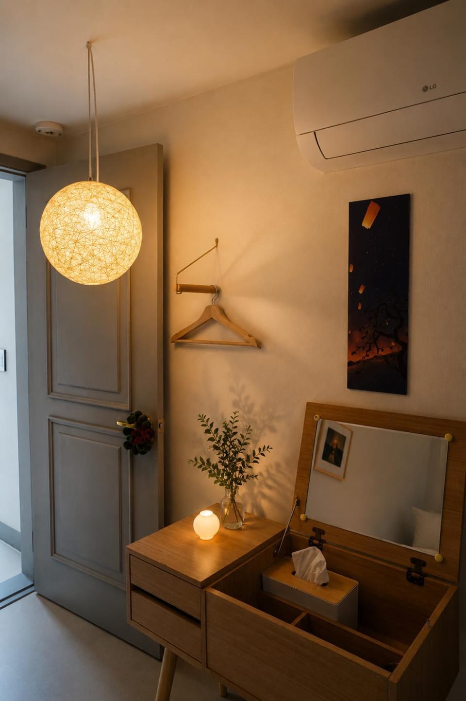 Photo of the whole room, Decorative detail