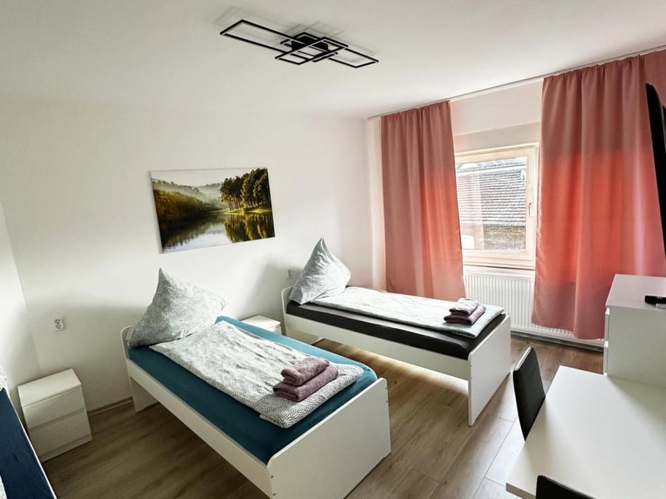 Bed, TV and multimedia, Photo of the whole room, Seating area, Bedroom