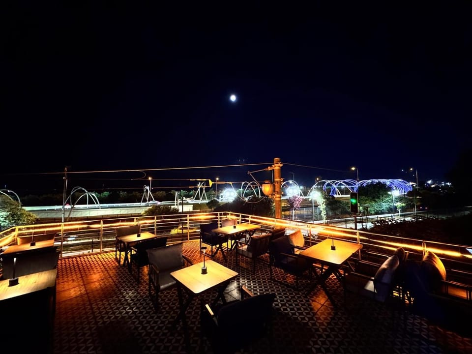 Restaurant/places to eat, Night, View (from property/room), Balcony/Terrace