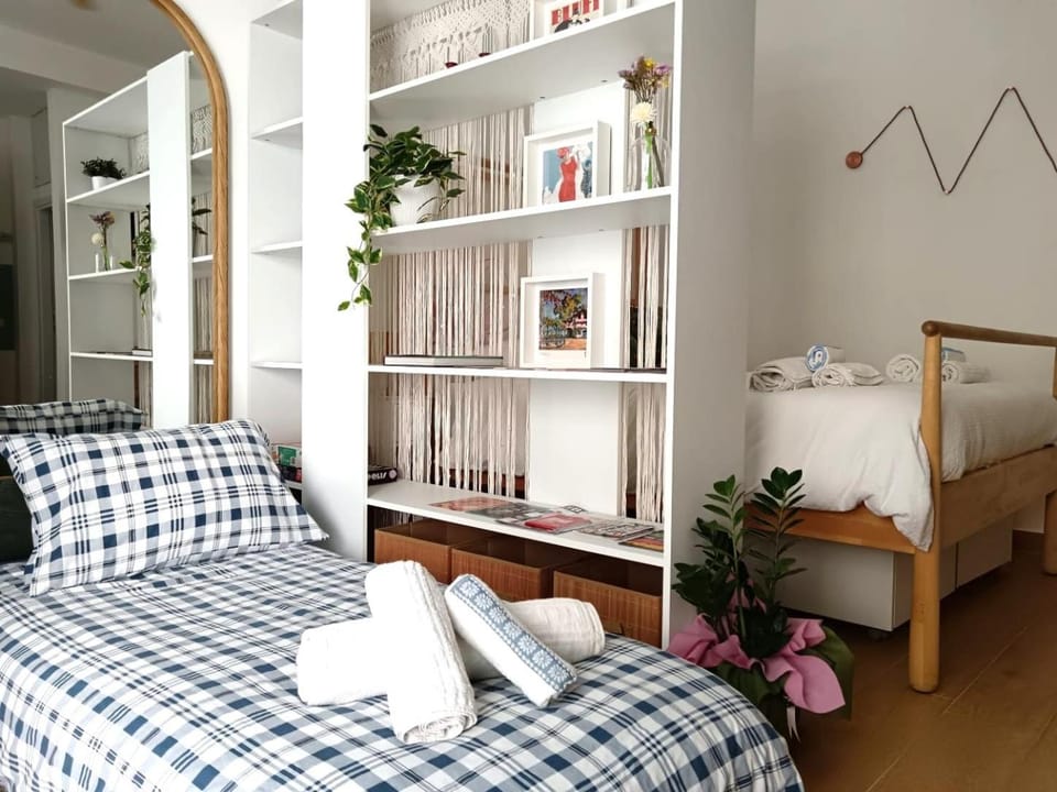 Bed, Living room, Seating area, towels, towels