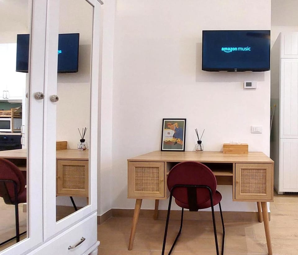 Communal lounge/ TV room, People, Library, TV and multimedia, Lounge or bar, Guests, Entertainment, Entertainment, Inner courtyard view, internet, internet, internet