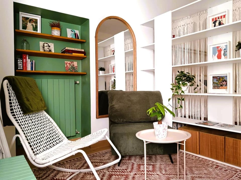 Communal lounge/ TV room, Day, Living room, Lounge or bar, Decorative detail, Decorative detail, Seating area, Location, furniture, furniture