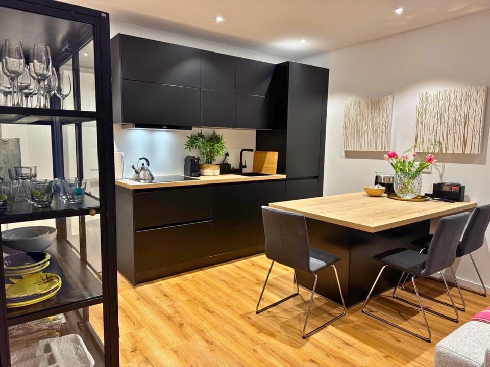 Kitchen or kitchenette, Living room, Seating area, Dining area