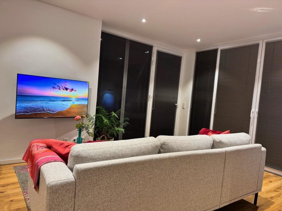 Communal lounge/ TV room, TV and multimedia, Balcony/Terrace, Living room, Seating area, Evening entertainment