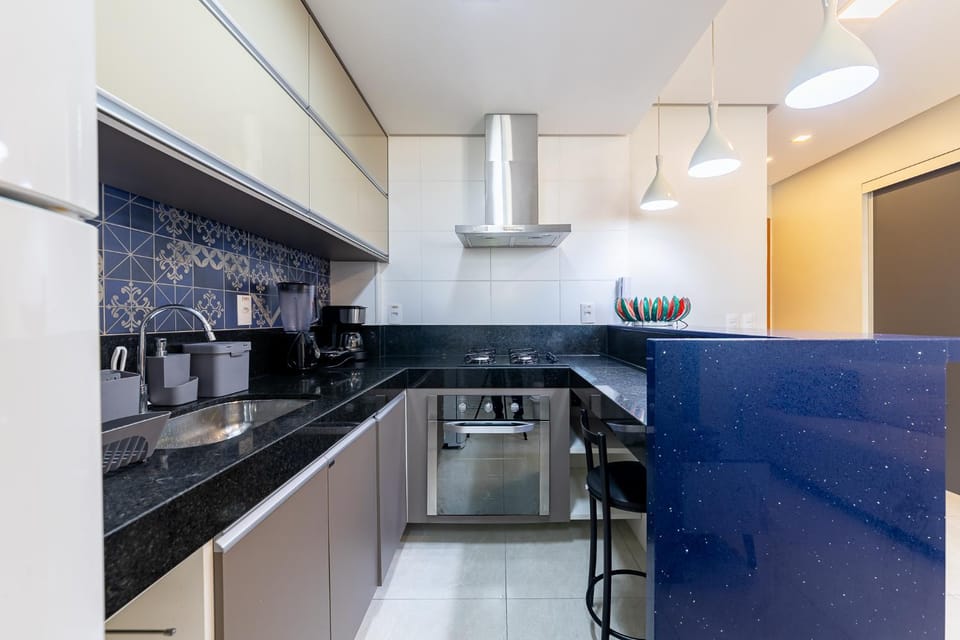 Kitchen or kitchenette, minibar, oven, stove