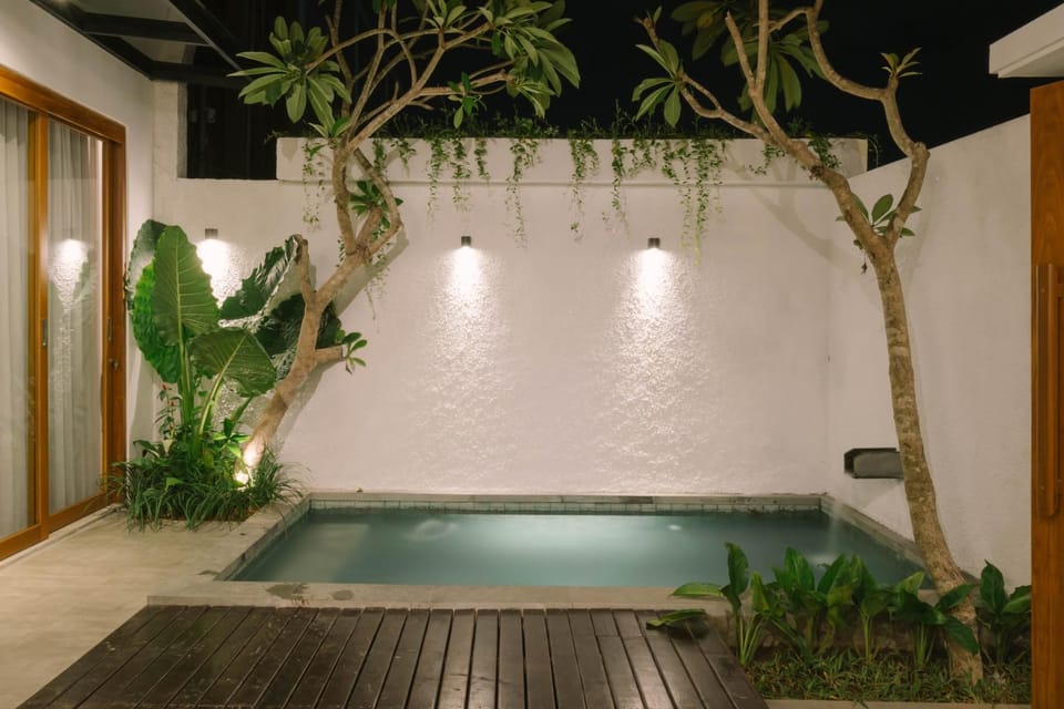 Property building, Night, Natural landscape, Garden, Spa and wellness centre/facilities, Floor plan, Landmark view, Pool view, Swimming pool, Swimming pool, soundproof, sunbed